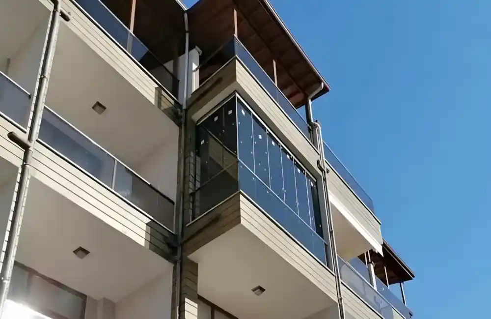 Bekirpaşa Cam Balkon. bir apartman dairesi için Kocaeli PEN tarafından montajı yapılmış, 8mm temperli camlı, modern ve fonksiyonel katlanır cam balkon.