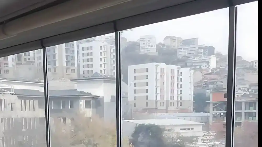 Kocaeli İzmit Cedit Cam Balkon Kocaeli PEN tarafından 20'den fazla kanatla montajı yapılmış, Devlet Hastanesi manzaralı, devasa ve modern katlanır cam balkon sistemi.