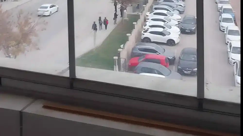 Kocaeli İzmit Cedit Cam Balkon Kocaeli PEN tarafından 20'den fazla kanatla montajı yapılmış, Devlet Hastanesi manzaralı, devasa ve modern katlanır cam balkon sistemi.