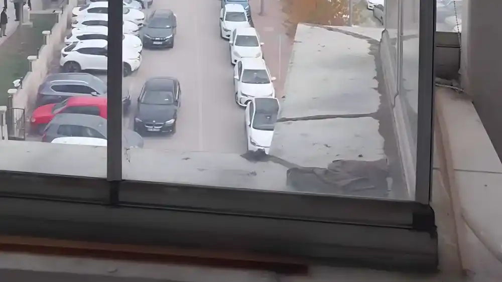 Kocaeli İzmit Cedit Cam Balkon Kocaeli PEN tarafından 20'den fazla kanatla montajı yapılmış, Devlet Hastanesi manzaralı, devasa ve modern katlanır cam balkon sistemi.