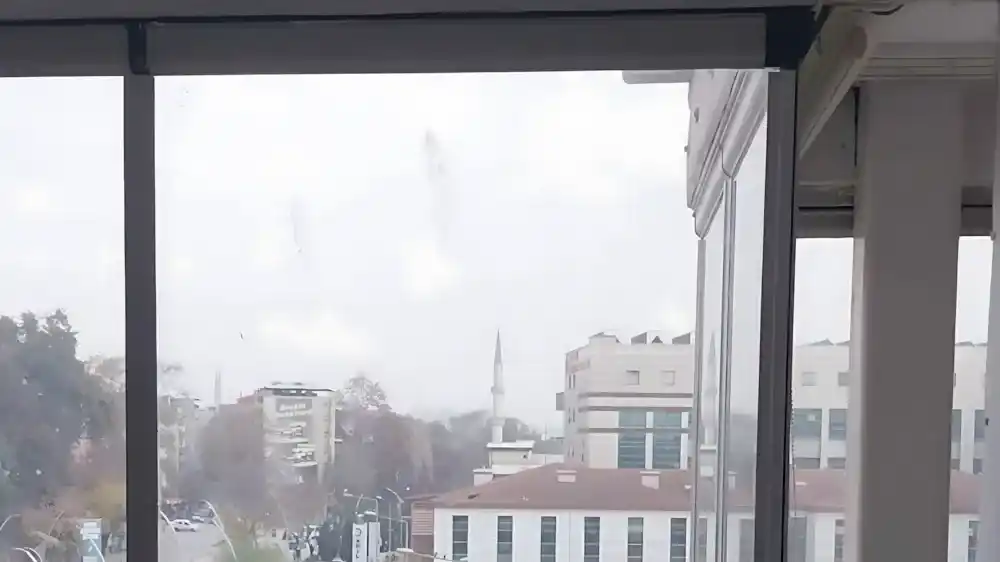 Kocaeli İzmit Cedit Cam Balkon Kocaeli PEN tarafından 20'den fazla kanatla montajı yapılmış, Devlet Hastanesi manzaralı, devasa ve modern katlanır cam balkon sistemi.