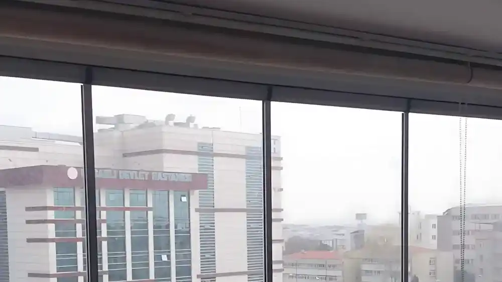 Kocaeli İzmit Cedit Cam Balkon Kocaeli PEN tarafından 20'den fazla kanatla montajı yapılmış, Devlet Hastanesi manzaralı, devasa ve modern katlanır cam balkon sistemi.