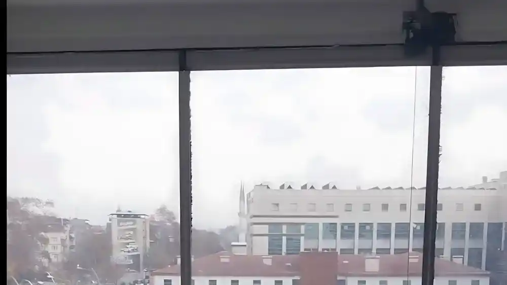 Kocaeli İzmit Cedit Cam Balkon Kocaeli PEN tarafından 20'den fazla kanatla montajı yapılmış, Devlet Hastanesi manzaralı, devasa ve modern katlanır cam balkon sistemi.