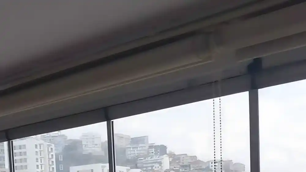 Kocaeli İzmit Cedit Cam Balkon Kocaeli PEN tarafından 20'den fazla kanatla montajı yapılmış, Devlet Hastanesi manzaralı, devasa ve modern katlanır cam balkon sistemi.