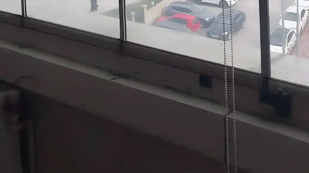 Kocaeli İzmit Cedit Cam Balkon Kocaeli PEN tarafından 20'den fazla kanatla montajı yapılmış, Devlet Hastanesi manzaralı, devasa ve modern katlanır cam balkon sistemi.