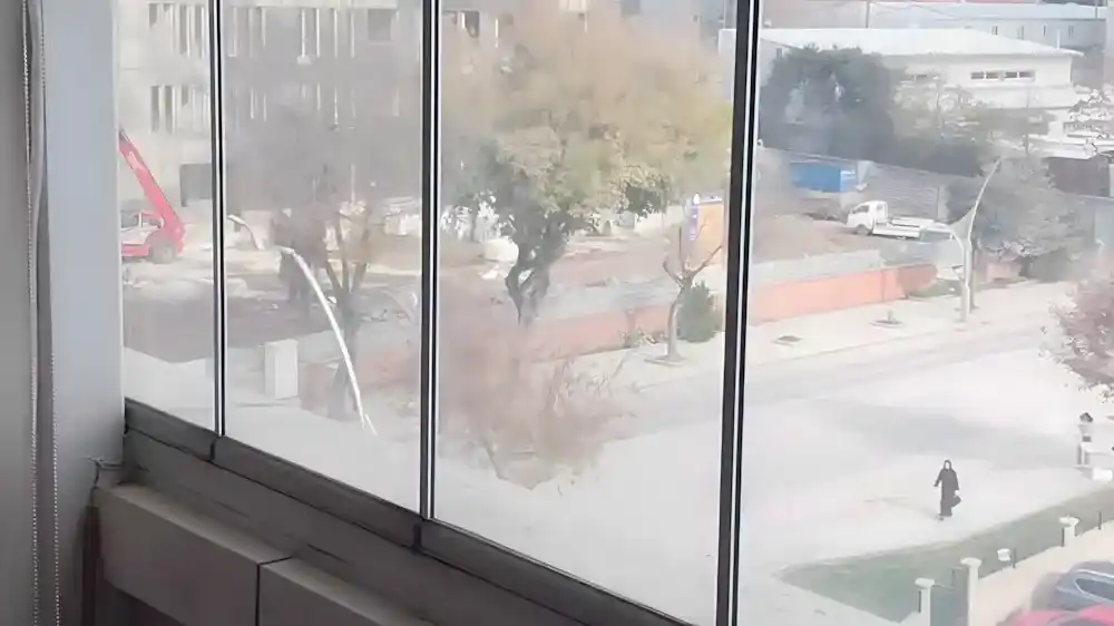 Kocaeli İzmit Cedit Cam Balkon Kocaeli PEN tarafından 20'den fazla kanatla montajı yapılmış, Devlet Hastanesi manzaralı, devasa ve modern katlanır cam balkon sistemi.