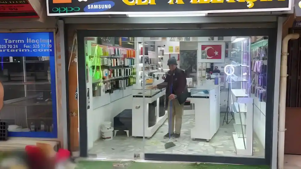 Çınarlı'daki projemizle, bir dükkanın cephesini, ürünleri en iyi şekilde sergileyen, modern ve şeffaf bir vitrine dönüştürdük.