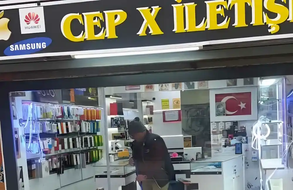 Çınarlı'daki projemizle, bir dükkanın cephesini, ürünleri en iyi şekilde sergileyen, modern ve şeffaf bir vitrine dönüştürdük.