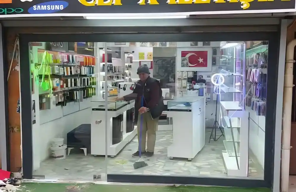 Çınarlı'daki projemizle, bir dükkanın cephesini, ürünleri en iyi şekilde sergileyen, modern ve şeffaf bir vitrine dönüştürdük.