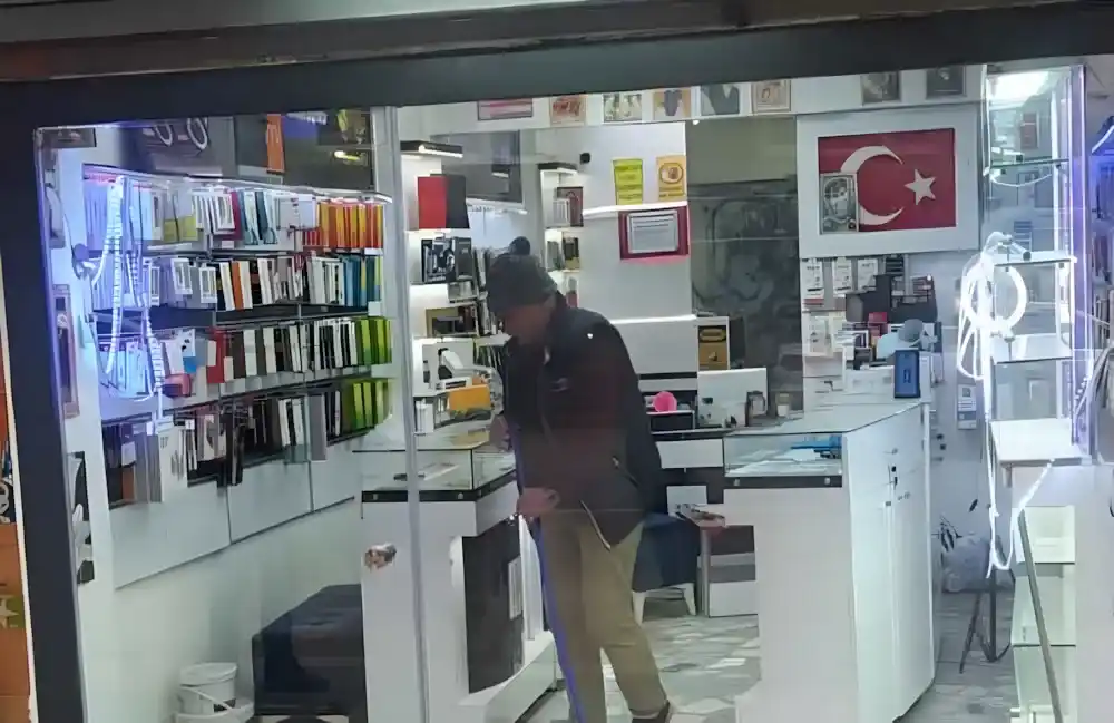 Çınarlı'daki projemizle, bir dükkanın cephesini, ürünleri en iyi şekilde sergileyen, modern ve şeffaf bir vitrine dönüştürdük.