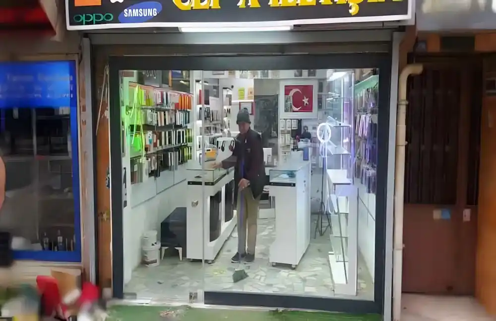 Çınarlı Alüminyum Doğrama projemizle, bir dükkanın cephesini, ürünleri en iyi şekilde sergileyen, modern ve şeffaf bir vitrine dönüştürdük.