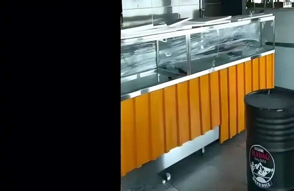 Kocaeli İzmit Marina'da bulunan "Tantuni Yeri" adlı işletme için Kocaeli PEN tarafından yapılan, parlak sarı renkli, modern ve endüstriyel demir sac işleri