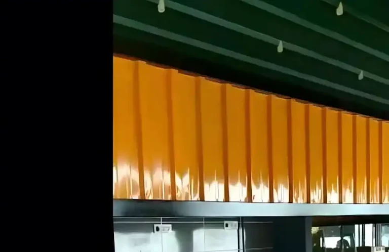 Kocaeli İzmit Marina'da bulunan "Tantuni Yeri" adlı işletme için Kocaeli PEN tarafından yapılan, parlak sarı renkli, modern ve endüstriyel demir sac işleri