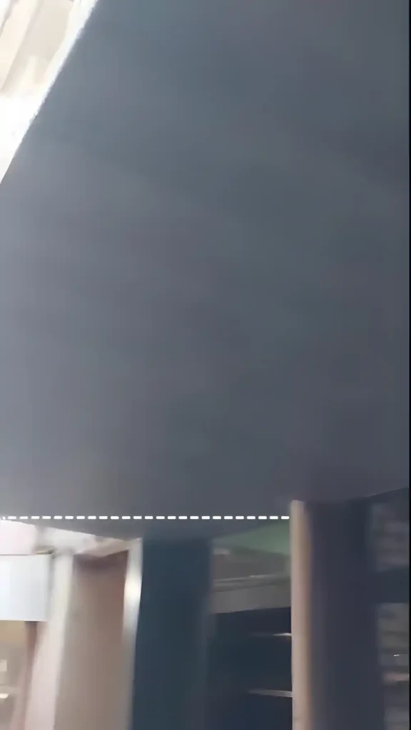 İzmit Fırın Kompozit Kaplama iç mekan kolonları alüminyum kompozit kaplı, tavanı lambri, rafları ve pencereleri cam olan modern ve şık bir fırın içi.