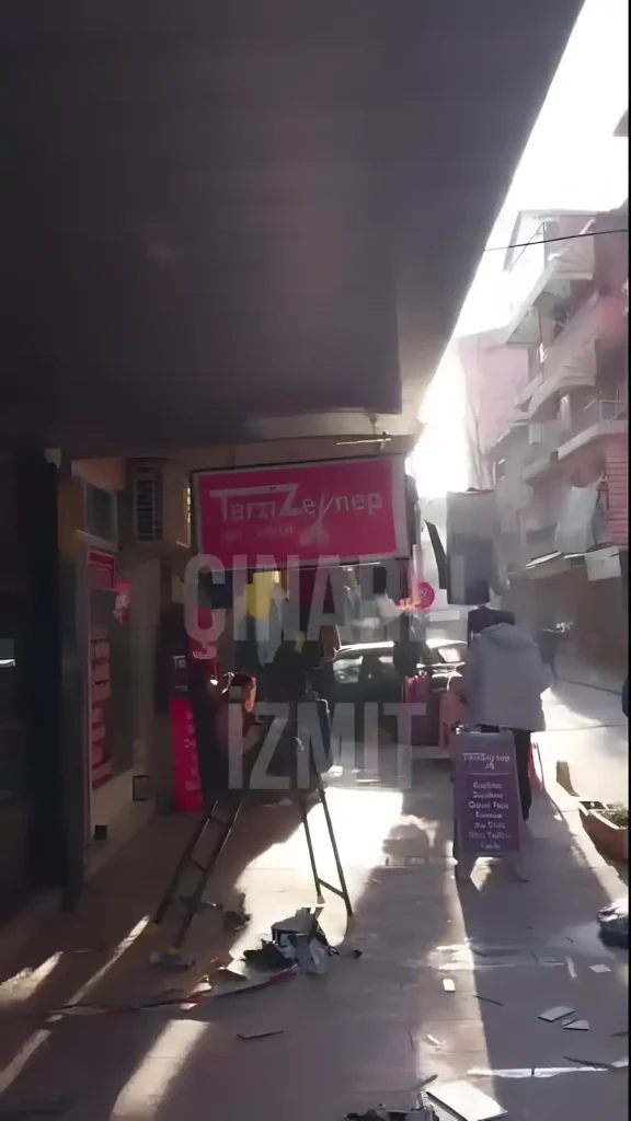 İzmit Fırın Kompozit Kaplama iç mekan kolonları alüminyum kompozit kaplı, tavanı lambri, rafları ve pencereleri cam olan modern ve şık bir fırın içi.