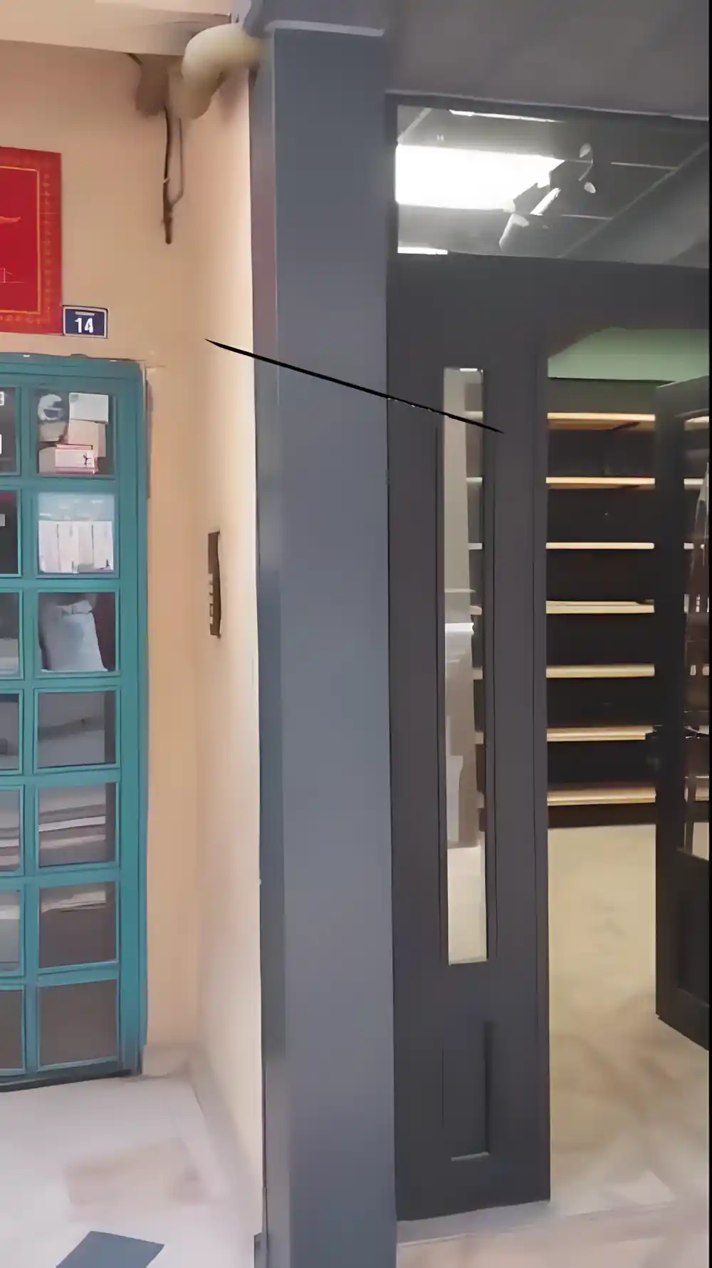 İzmit Fırın Kompozit Kaplama iç mekan kolonları alüminyum kompozit kaplı, tavanı lambri, rafları ve pencereleri cam olan modern ve şık bir fırın içi.