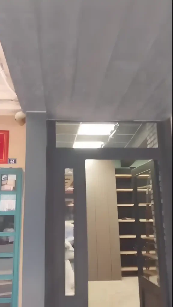 İzmit Fırın Kompozit Kaplama iç mekan kolonları alüminyum kompozit kaplı, tavanı lambri, rafları ve pencereleri cam olan modern ve şık bir fırın içi.