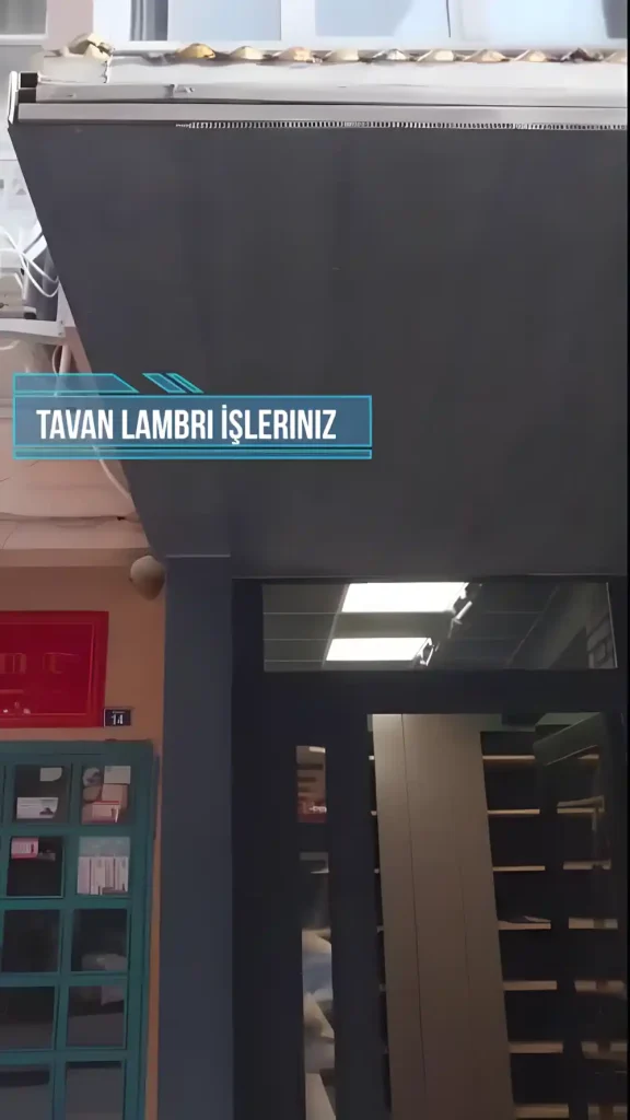 İzmit Fırın Kompozit Kaplama iç mekan kolonları alüminyum kompozit kaplı, tavanı lambri, rafları ve pencereleri cam olan modern ve şık bir fırın içi.