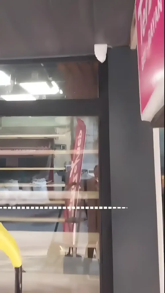 İzmit Fırın Kompozit Kaplama iç mekan kolonları alüminyum kompozit kaplı, tavanı lambri, rafları ve pencereleri cam olan modern ve şık bir fırın içi.