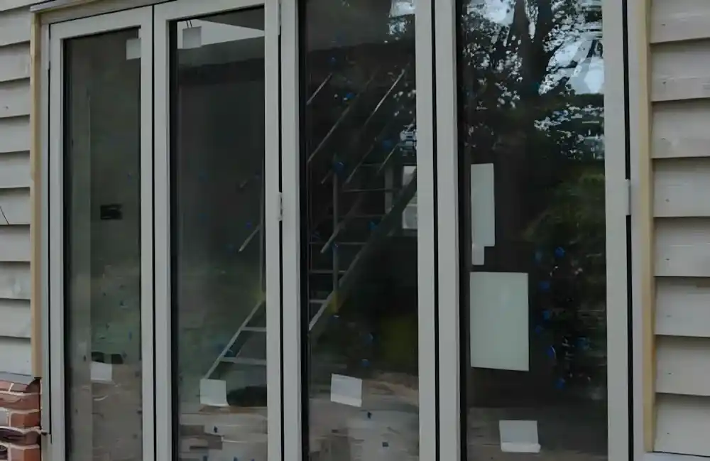 Kocaeli İzmit'te, Kocaeli PEN tarafından modern bir villaya uygulanmış, İzmit Alüminyum Pencere antrasit renkli, minimalist ve geniş görüş alanı sunan ısı yalıtımlı alüminyum pencere sistemleri.