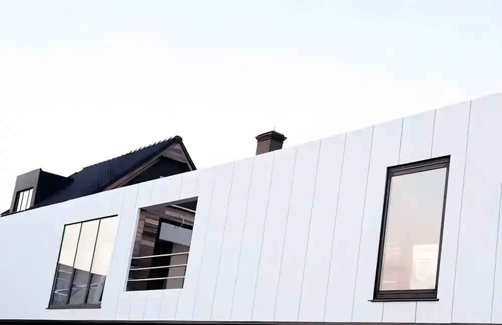 Kocaeli İzmit'te, Kocaeli PEN tarafından modern bir villaya uygulanmış, İzmit Alüminyum Pencere antrasit renkli, minimalist ve geniş görüş alanı sunan ısı yalıtımlı alüminyum pencere sistemleri.