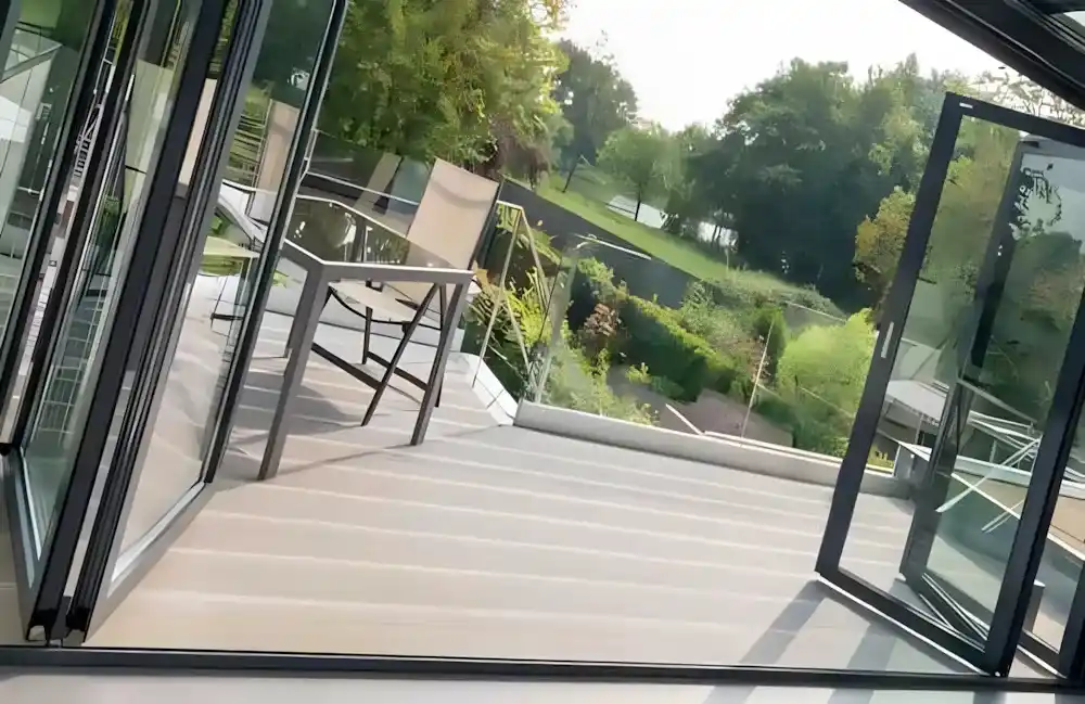 Kocaeli İzmit'te, Kocaeli PEN tarafından modern bir villaya uygulanmış, İzmit Alüminyum Pencere antrasit renkli, minimalist ve geniş görüş alanı sunan ısı yalıtımlı alüminyum pencere sistemleri.