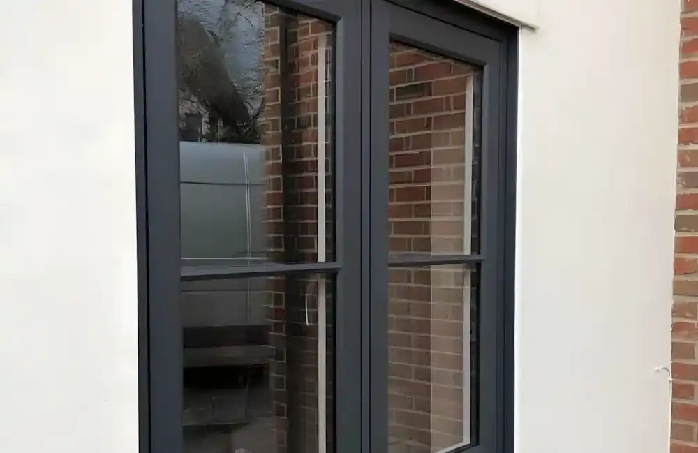 Kocaeli İzmit'te, Kocaeli PEN tarafından modern bir villaya uygulanmış, İzmit Alüminyum Pencere antrasit renkli, minimalist ve geniş görüş alanı sunan ısı yalıtımlı alüminyum pencere sistemleri.