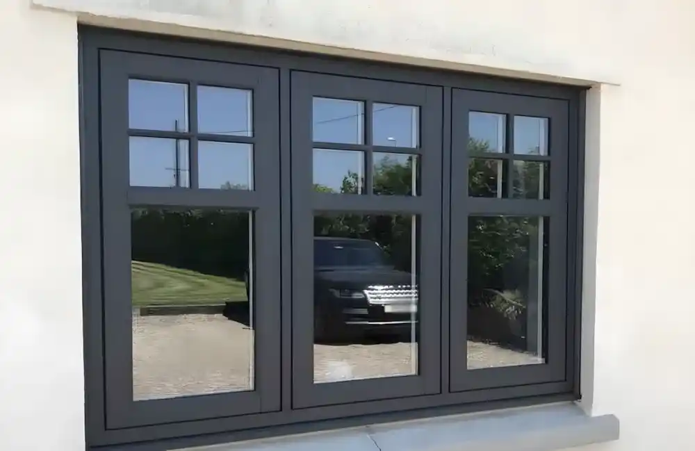 Kocaeli İzmit'te, Kocaeli PEN tarafından modern bir villaya uygulanmış, İzmit Alüminyum Pencere antrasit renkli, minimalist ve geniş görüş alanı sunan ısı yalıtımlı alüminyum pencere sistemleri.