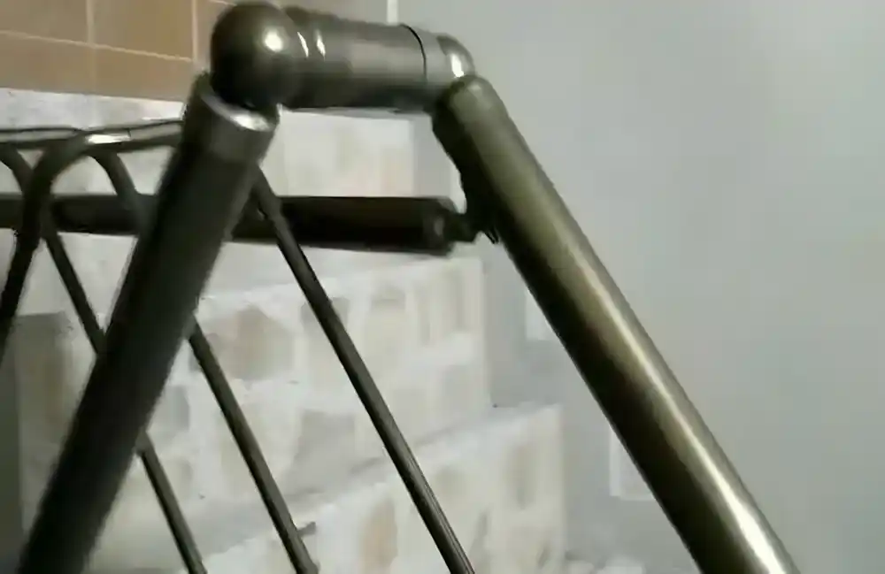 Kocaeli İzmit Sanayi Mahallesi'nde, Kocaeli PEN İzmit Küpeşte Projesi. 5 katlı bir apartmanın merdivenlerine montajı yapılmış, güvenli ve parlak görünümlü alüminyum küpeşte ve tırabzan sistemi.