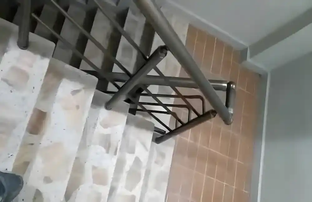 Kocaeli İzmit Sanayi Mahallesi'nde, Kocaeli PEN İzmit Küpeşte Projesi. 5 katlı bir apartmanın merdivenlerine montajı yapılmış, güvenli ve parlak görünümlü alüminyum küpeşte ve tırabzan sistemi.