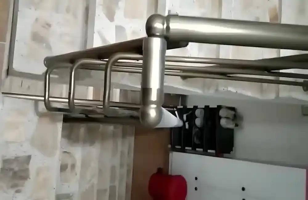 Kocaeli İzmit Sanayi Mahallesi'nde, Kocaeli PEN İzmit Küpeşte Projesi. 5 katlı bir apartmanın merdivenlerine montajı yapılmış, güvenli ve parlak görünümlü alüminyum küpeşte ve tırabzan sistemi.