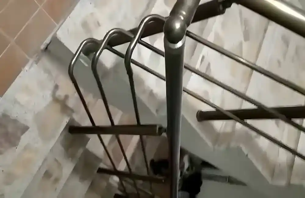 Kocaeli İzmit Sanayi Mahallesi'nde, Kocaeli PEN İzmit Küpeşte Projesi. 5 katlı bir apartmanın merdivenlerine montajı yapılmış, güvenli ve parlak görünümlü alüminyum küpeşte ve tırabzan sistemi.