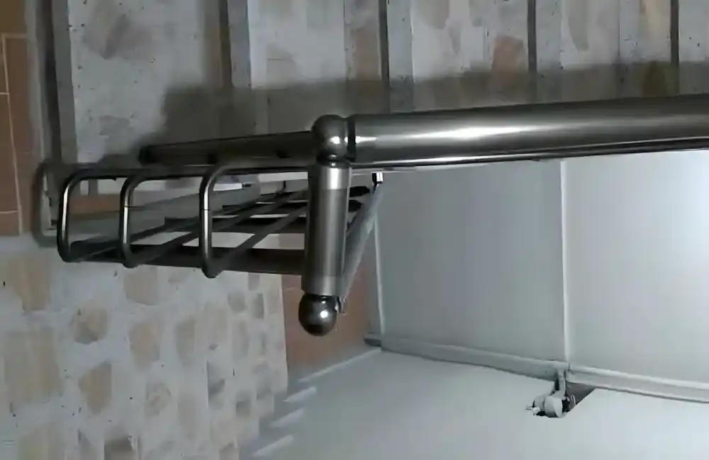 Kocaeli İzmit Sanayi Mahallesi'nde, Kocaeli PEN İzmit Küpeşte Projesi. 5 katlı bir apartmanın merdivenlerine montajı yapılmış, güvenli ve parlak görünümlü alüminyum küpeşte ve tırabzan sistemi.