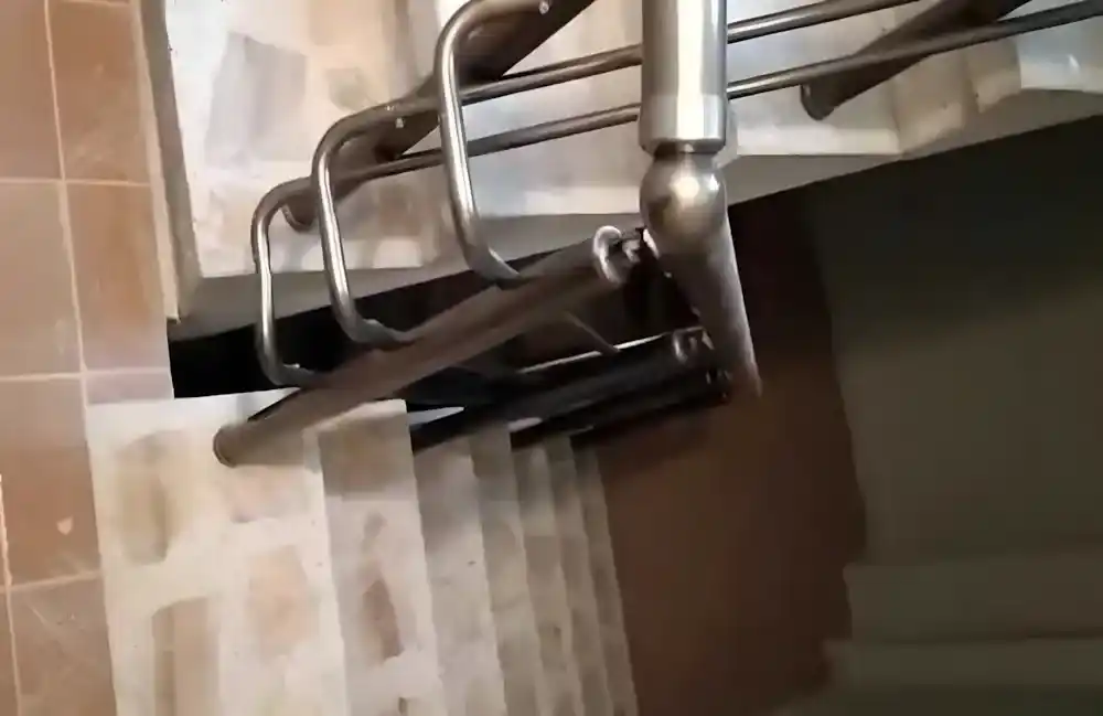 Kocaeli İzmit Sanayi Mahallesi'nde, Kocaeli PEN İzmit Küpeşte Projesi. 5 katlı bir apartmanın merdivenlerine montajı yapılmış, güvenli ve parlak görünümlü alüminyum küpeşte ve tırabzan sistemi.