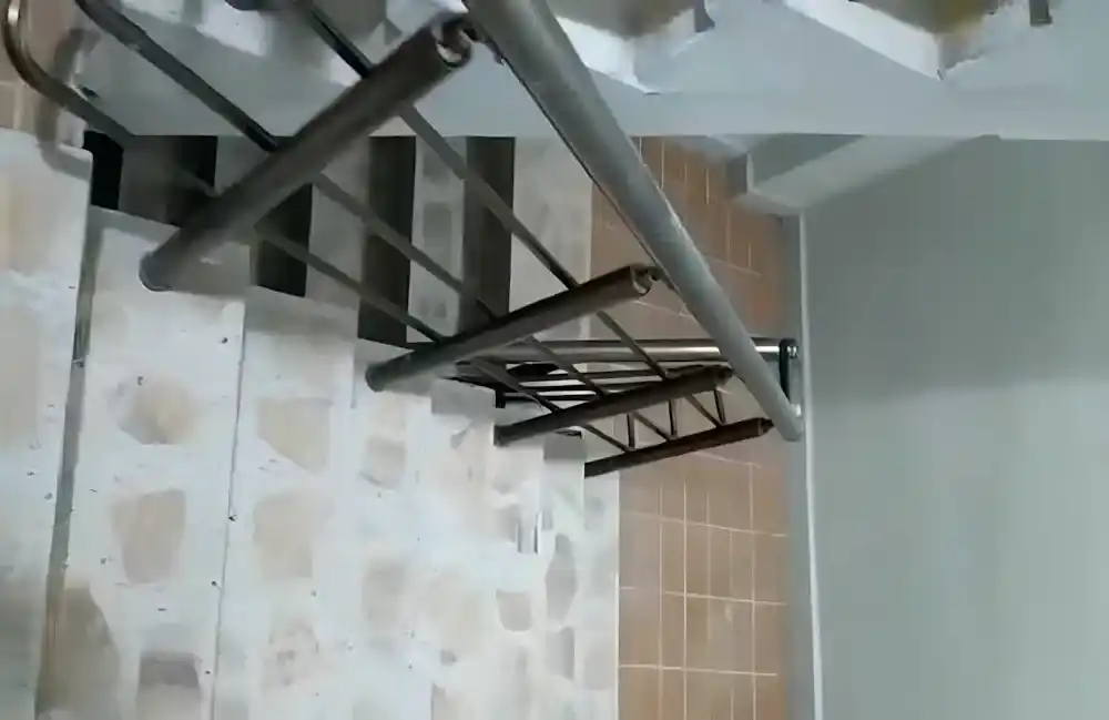 Kocaeli İzmit Sanayi Mahallesi'nde, Kocaeli PEN İzmit Küpeşte Projesi. 5 katlı bir apartmanın merdivenlerine montajı yapılmış, güvenli ve parlak görünümlü alüminyum küpeşte ve tırabzan sistemi.