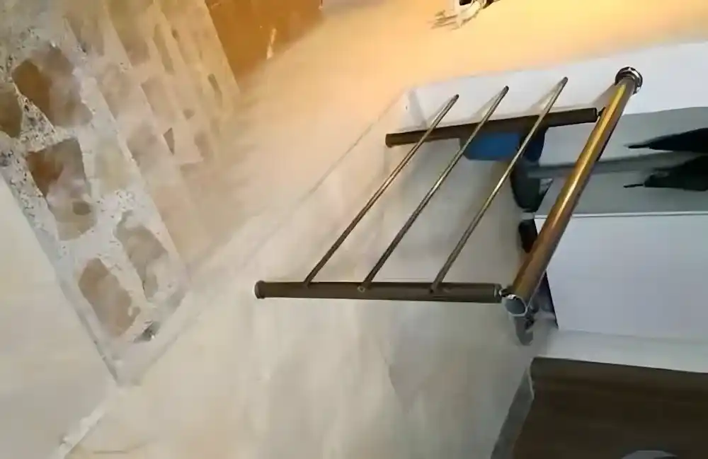 Kocaeli İzmit Sanayi Mahallesi'nde, Kocaeli PEN İzmit Küpeşte Projesi. 5 katlı bir apartmanın merdivenlerine montajı yapılmış, güvenli ve parlak görünümlü alüminyum küpeşte ve tırabzan sistemi.