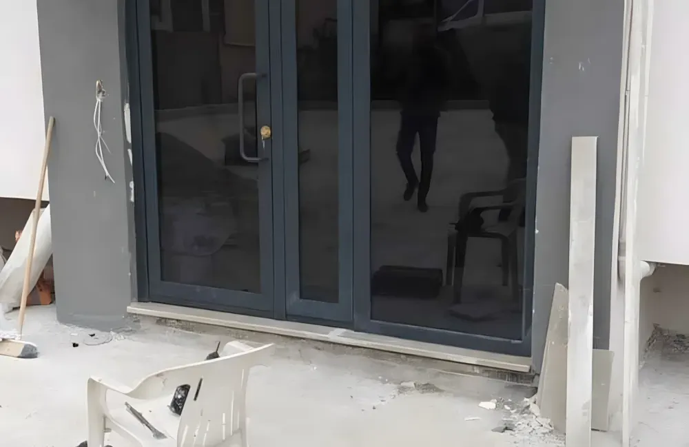 Kocaeli PEN tarafından montajı yapılmış, antrasit renkli, füme camlı, modern ve çift kanatlı kartepe alüminyum kapı apartman giriş kapısı.