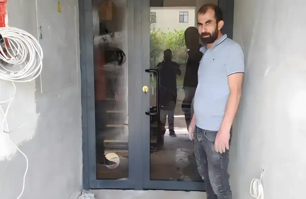 Her bir kapı, atölyemizden montaj alanına, ustalarımızın emeği ve Kocaeli PEN güvencesiyle ulaşır. Emekevler Alüminyum Kapı projemizden bir kare.