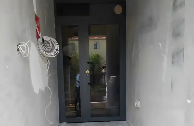 Her bir kapı, atölyemizden montaj alanına, ustalarımızın emeği ve Kocaeli PEN güvencesiyle ulaşır. Emekevler Alüminyum Kapı projemizden bir kare.