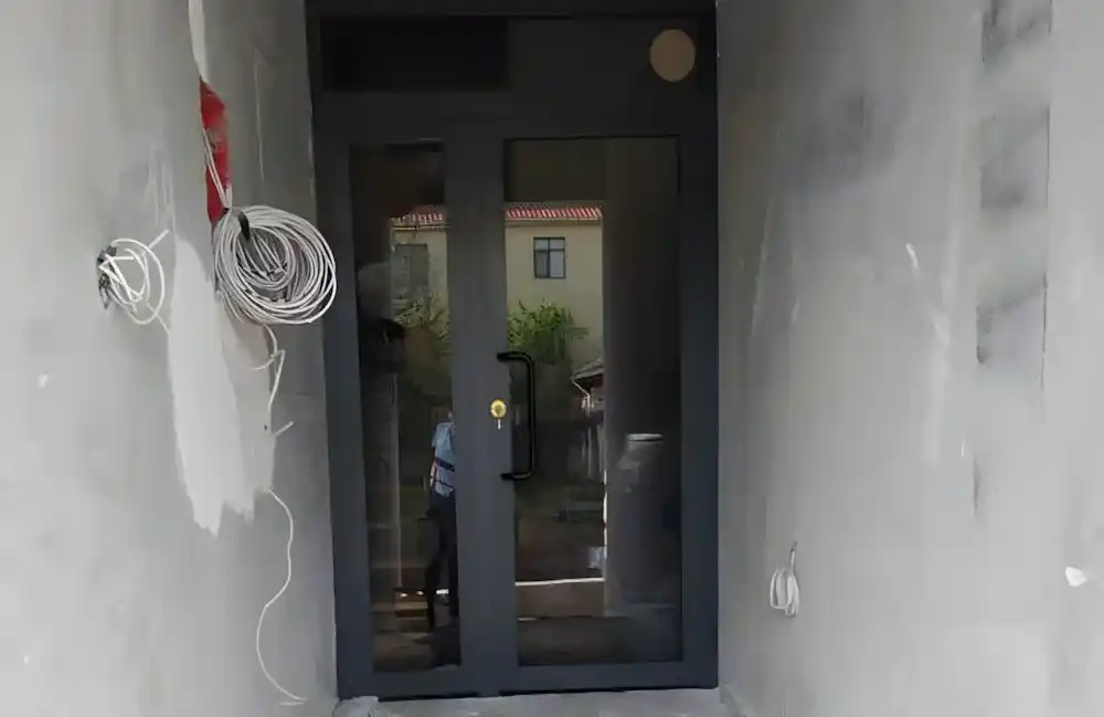 Her bir kapı, atölyemizden montaj alanına, ustalarımızın emeği ve Kocaeli PEN güvencesiyle ulaşır. Emekevler Alüminyum Kapı projemizden bir kare.