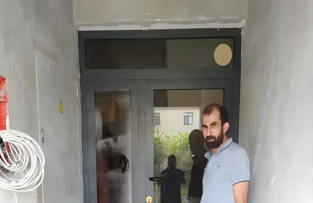 Her bir kapı, atölyemizden montaj alanına, ustalarımızın emeği ve Kocaeli PEN güvencesiyle ulaşır. Emekevler Alüminyum Kapı projemizden bir kare.