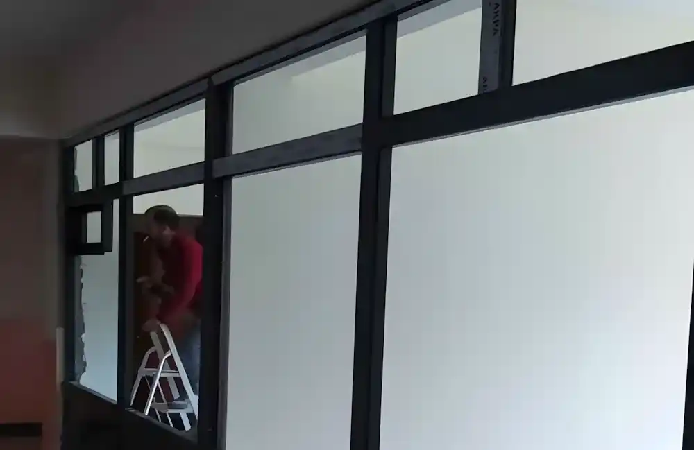 Kocaeli Körfez'de bir işletme için Kocaeli PEN tarafından yapılan, antrasit renkli, alt kısmı buzlu cam, üst kısmı şeffaf camlı, modern alüminyum ofis bölme sistemi.