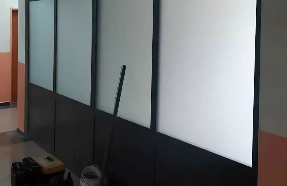 Kocaeli Körfez'de bir işletme için Kocaeli PEN tarafından yapılan, antrasit renkli, alt kısmı buzlu cam, üst kısmı şeffaf camlı, modern alüminyum ofis bölme sistemi.