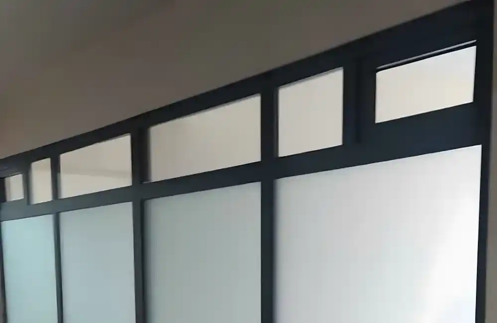 Kocaeli Körfez'de bir işletme için Kocaeli PEN tarafından yapılan, antrasit renkli, alt kısmı buzlu cam, üst kısmı şeffaf camlı, modern alüminyum ofis bölme sistemi.