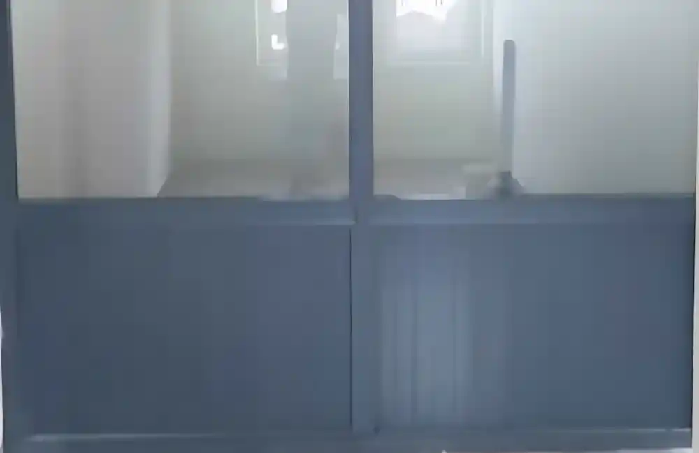 Kocaeli Körfez'de bir işletme için Kocaeli PEN tarafından yapılan, antrasit renkli, alt kısmı buzlu cam, üst kısmı şeffaf camlı, modern alüminyum ofis bölme sistemi.