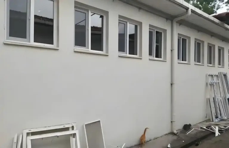 Kocaeli İzmit Kullar alüminyum kapıları ve pvc pencere takılan bir binanın dış cephesi. 60 adet Egepen PVC pencere ve 3 adet alüminyum kapı uygulaması.