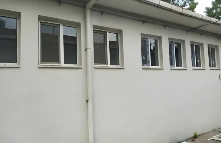 Kocaeli İzmit Kullar alüminyum kapıları ve pvc pencere takılan bir binanın dış cephesi. 60 adet Egepen PVC pencere ve 3 adet alüminyum kapı uygulaması.