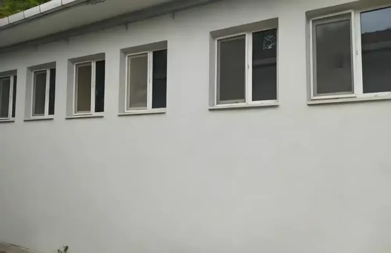 Kocaeli İzmit Kullar alüminyum kapıları ve pvc pencere takılan bir binanın dış cephesi. 60 adet Egepen PVC pencere ve 3 adet alüminyum kapı uygulaması.