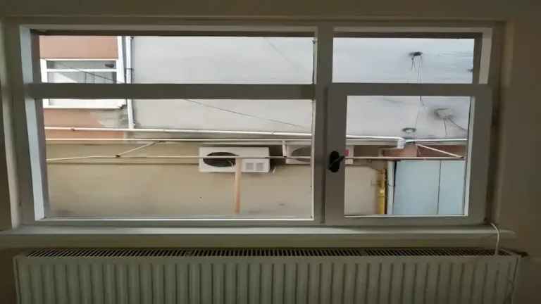 Kocaeli İzmit Kullar alüminyum kapıları ve pvc pencere takılan bir binanın dış cephesi. 60 adet Egepen PVC pencere ve 3 adet alüminyum kapı uygulaması.