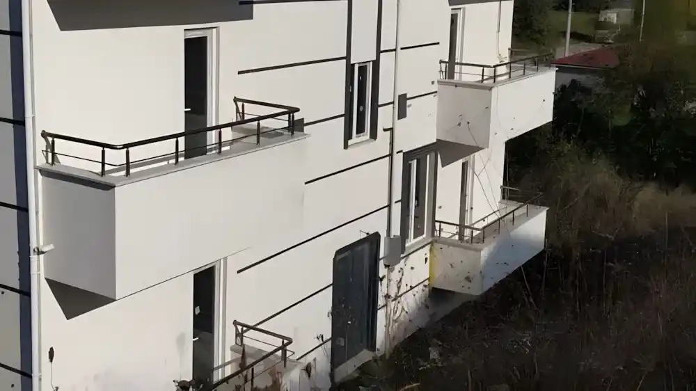 Kullar Alüminyum Küpeşte. Kocaeli İzmit Kullar'da, Kocaeli PEN tarafından komple bir binanın tüm balkonlarına montajı yapılmış, antrasit (siyah) renkli, modern ve güvenli alüminyum küpeşte korkuluk sistemleri.